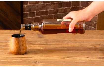 一人の職人が手作業で作る「ウイスキー用のオークタンブラー」販売！ 画像