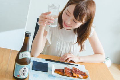 芋100％の全量芋焼酎「一刻者」＜香り咲く炭酸割り＞が、夏の定番おつまみと一緒にグビグビ飲みたくなるほど美味い！ 画像