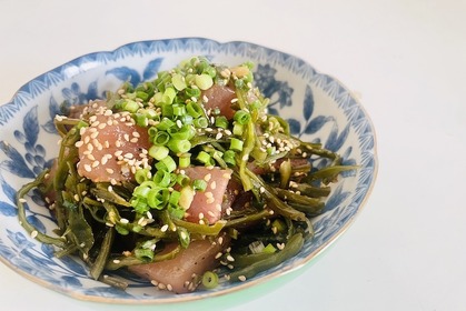 【レシピ】特売の激安マグロが絶品に！簡単美味しい「マグロと茎わかめのポキ」 画像