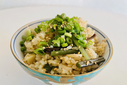 【レシピ】材料を混ぜて炊くだけ！シメにも最高な「山菜炊き込みご飯」 画像