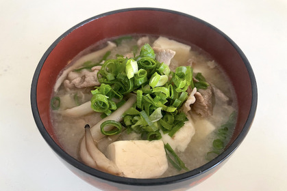 【レシピ】ほっこり温まる！高級な味がする「豚としめじの甘酒味噌汁」 画像