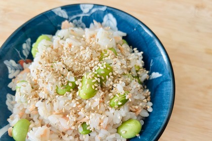 【レシピ】コンビニ食材で作れる〆の1品！「しゃけと枝豆のまぜごはん」 画像