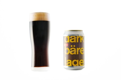 「Schmatz」×「ベアレン醸造所」の黒ビール「dark bären lager」が販売！ 画像
