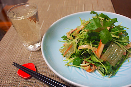 日本酒が進む！からし醤油が決め手の「ミツバと刺身こんにゃく和え」 画像