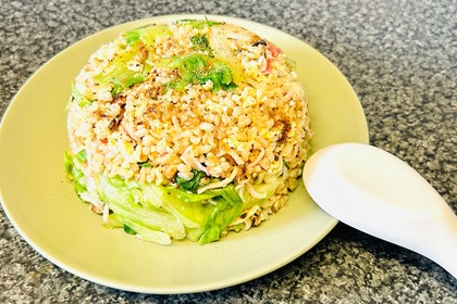 【おつまみレシピ】このチャーハン...旨すぎる！スパイスで本格的な味「本格カニカマレタスチャーハン」 画像