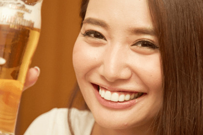 【飲みたくなったらシェア！】8月29日は焼肉の日！美女が極上焼肉とビールで金曜ビールテロ！ 画像