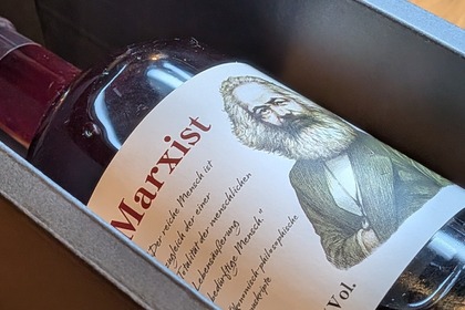 【マルクスの思想を飲む！？ラベルに一節を配置】クラフトリキュール「Marxist（マルキスト）」発売 画像