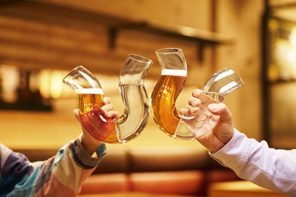 【ビールだけ飲むと倒れるグラス！】「ふらつくビアグラス」が遂に一般販売開始 画像