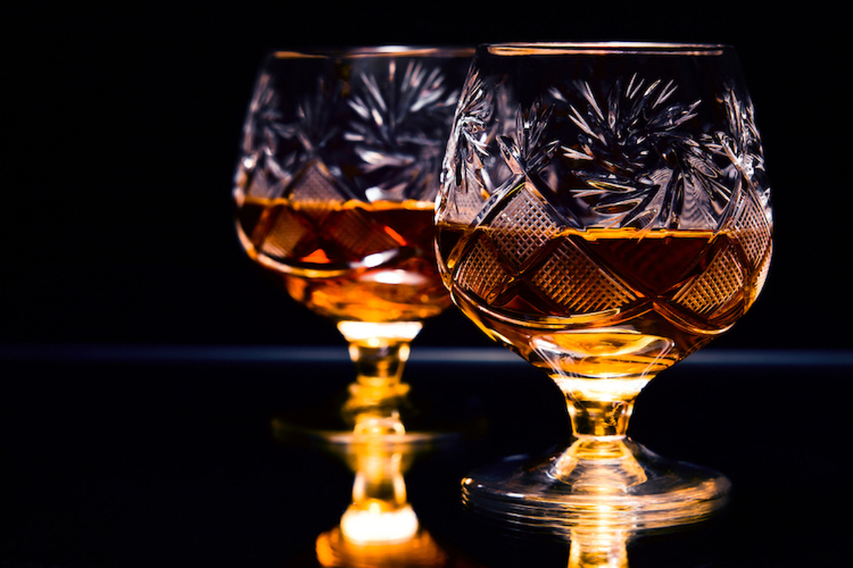 Shot,Of,A,Cut,Crystal,Glass,Containing,Brandy.