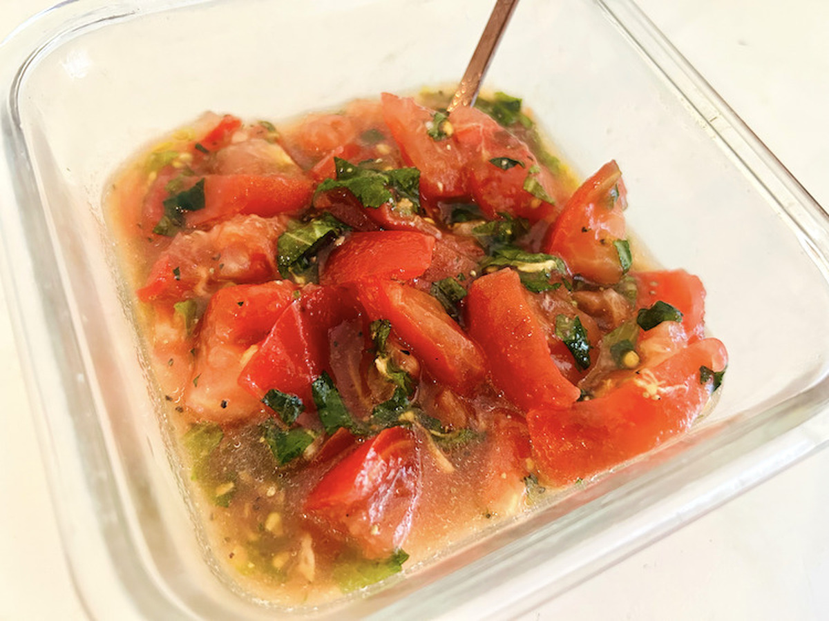 【レシピ】切って和えるだけの簡単おつまみ！「トマトと大葉の和風サルサ」
