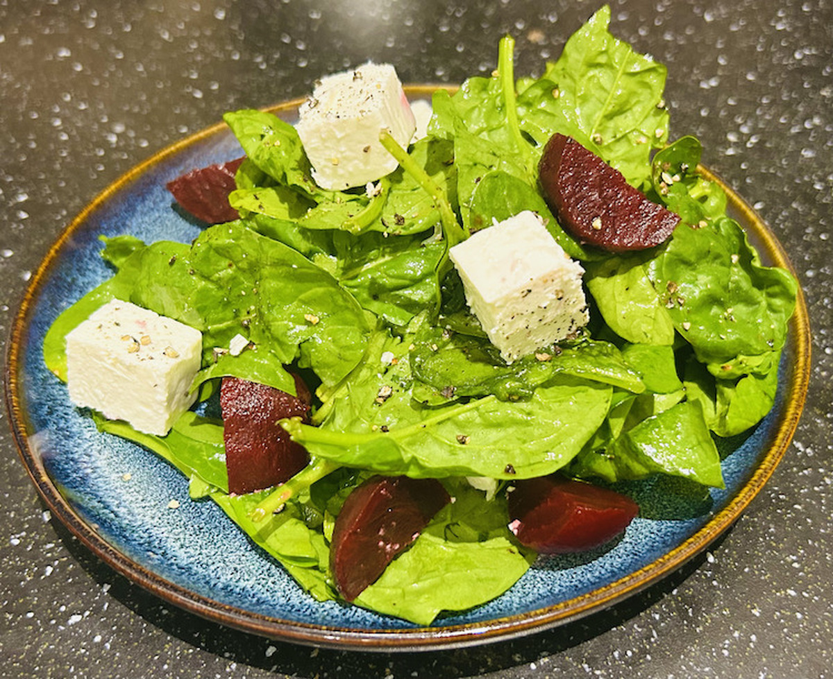 【レシピ】見た目も美しい！「ビーツとほうれん草のサラダ」