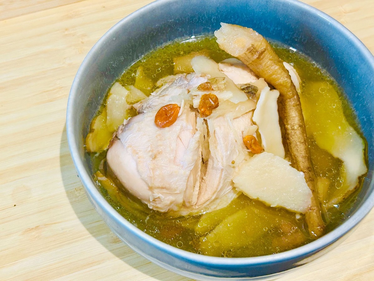 【レシピ】寒い冬にぴったりの炊飯器レシピ！「丸鶏の参鶏湯風スープ」