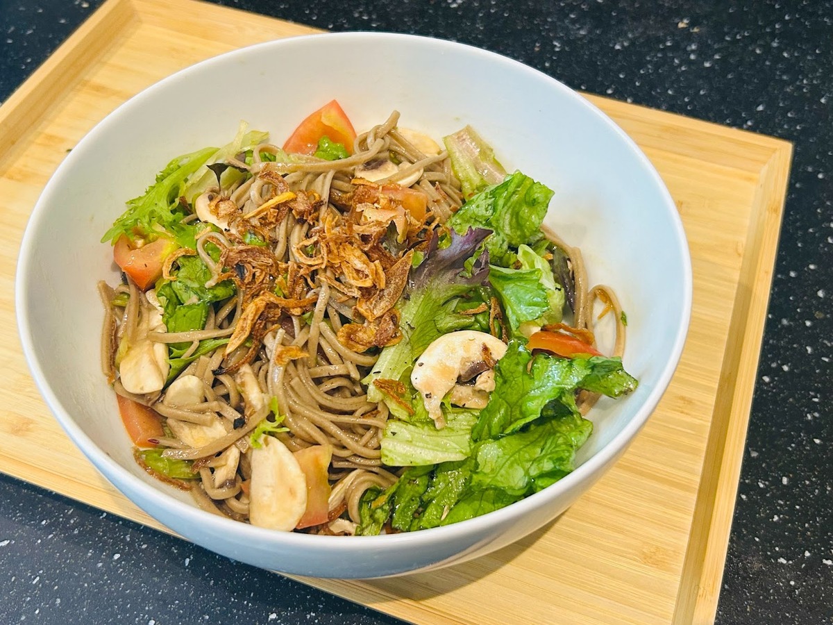 【レシピ】シメにも前菜にも！たっぷり野菜でヘルシーな「サラダ蕎麦」