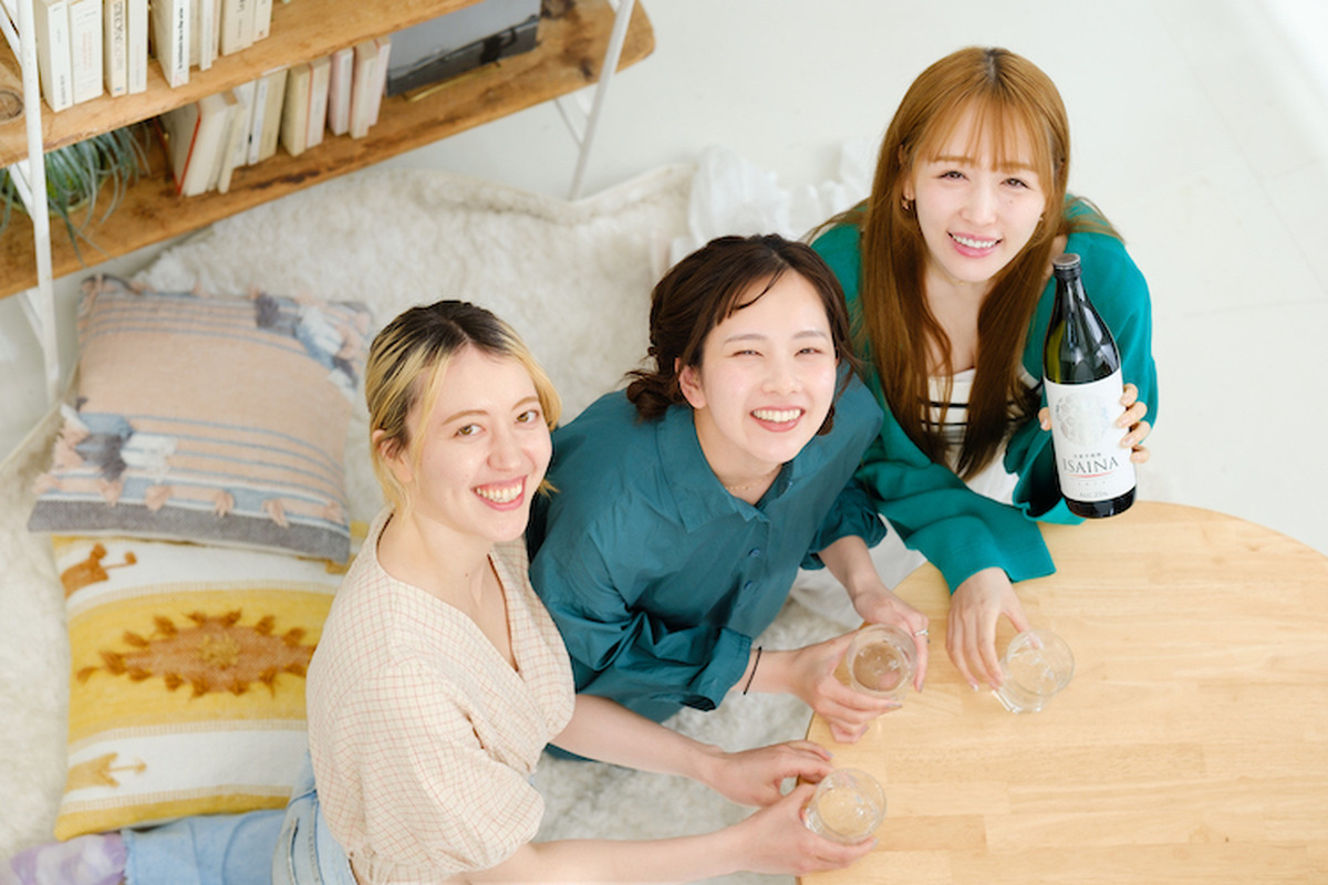 女子会にぴったりなお酒！りんごのような香りのする焼酎「ISAINA」の魅力