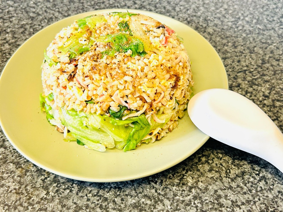 【おつまみレシピ】このチャーハン...旨すぎる！スパイスで本格的な味「本格カニカマレタスチャーハン」