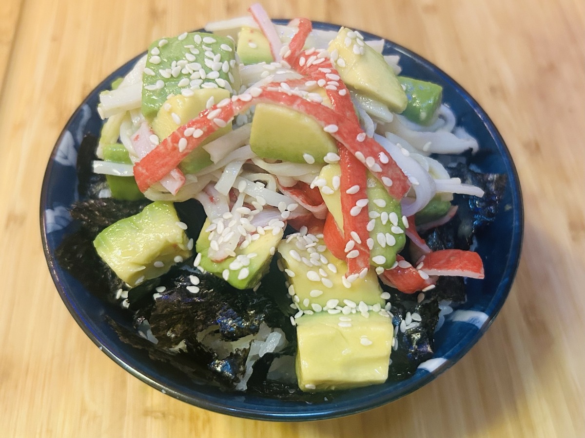 【おつまみレシピ】安くてヘルシーなのに豪華！「カニカマとアボカドのさわやか丼」