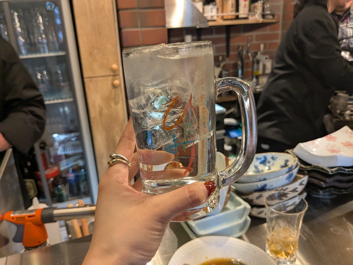 【のんべえの聖地に名酒場が誕生！】三軒茶屋・三角地帯に「立ち飲みホルモン ひだまり」オープン