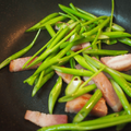 【レシピ】旬の野菜を炒めて乾杯！「空芯菜とベーコン炒め」