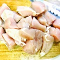 【レシピ】淡白な鶏むね肉がジューシーに！ワインがすすむ「鶏むね肉のバジルソース煮」