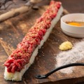今なら限定価格！？「泡組 熊谷店」にて桜肉を使った50cmの特大ロングユッケ肉寿司が登場！