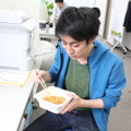 【レビュー】こんなカップ麺はじめて！？「マルちゃん でかまる 汁なしスッパメン」を食べてみた