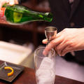 “日本イチ一緒に飲みたい美女” と話題！高田秋が日本酒カクテルの作り方をプロに教わってきた