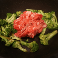 【レシピ】さっぱりなのにコク深い！「牛肉とブロッコリーのマスタード炒め」