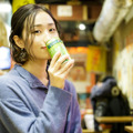 本物の酒好きはどうジャッジする？お酒好きが集まる横丁で「抹茶ハイ」を飲み比べてもらった