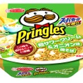 「スーパーカップ大盛り　プリングルズ　超サワークリーム＆オニオン味焼そば」発売