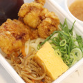 酒弁vol.2：コンビニ惣菜で味変！夏限定「丸亀うどん弁当」でカップ酒と缶ビール