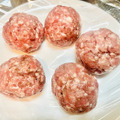 【レシピ】大満足のお肉感！「シナモンミートボールとキャベツの煮込み」