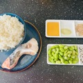 【レシピ】コンビニ食材で作れる〆の1品！「しゃけと枝豆のまぜごはん」