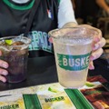 【レポート】サマソニで大人気だった“フェスドリンク”！今年も登場したアイリッシュウイスキー「THE BUSKER(バスカー)」とは？