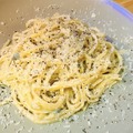 【おつまみレシピ】フライパン1つで簡単！チーズのダブル使いで深みのある味の「濃厚チーズパスタ」
