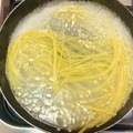 【おつまみレシピ】フライパン1つで簡単！チーズのダブル使いで深みのある味の「濃厚チーズパスタ」