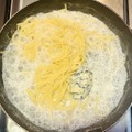 【おつまみレシピ】フライパン1つで簡単！チーズのダブル使いで深みのある味の「濃厚チーズパスタ」