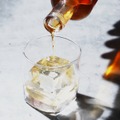 【ロックで飲むなら必見！究極の氷が発売開始】お酒の極上体験を届ける「氷ノ響」登場