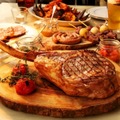 有楽町“TOMAHAWK STEAK BEER TERRACE”で、冷えた生ビールと骨付き塊肉を豪快に楽しもう！