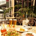 有楽町“TOMAHAWK STEAK BEER TERRACE”で、冷えた生ビールと骨付き塊肉を豪快に楽しもう！