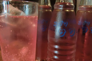 下町の酒場で良く見かける真っ赤な割もの「バイスサワー」っていったい何？ 画像
