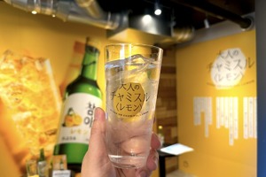【無料で1杯体験！新橋駅で大人の“レモンサワー”を満喫できちゃう！】「チャミスル レモン」発売記念！ポップアップ「甘くない日々に。大人のレサワBAR」開催 画像