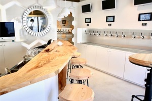 【大人気ラーメン店に衝撃のクラフトビールエリアが開設】新体験！大阪行列ラーメン店「人類みな麺類」にクラフトビールバーエリア誕生 画像