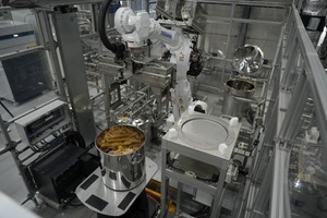 サントリー大阪工場で原料ハンドリングロボット導入 作業時間が3分の1に 画像