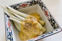 【レシピ】調味料を混ぜるだけ!おつまみにぴったりな「エシャレットのマヨ味噌ディップ添え」
