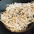 【レシピ】和と洋のコラボ！飲みのシメに最高な「お蕎麦ペペロンチーノ」