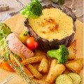 チーズの海にダイブ♪チーズファンの予想を凌駕する「BIGシカゴピザフォンデュ」1000円引きで提供開始！