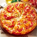 世界チャンピオン監修の絶品ピザ！？「黄金チーズと贅沢4種ハムのピザ」ピザーラで販売！