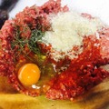 【レシピ】ハーブの風味がワインにぴったり！「ミートボールと茄子のイタリアントマト煮」