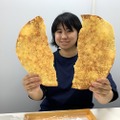 【レビュー】見た目はピザそのもの！？チーズの香ばしさぎっしの「パリパリチーズ」が美味しすぎた