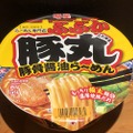 【レビュー】カップ油そば１位のアイツがラーメンで登場！「明星 ぶぶか 豚丸 豚骨醤油らーめん」を食べてみた